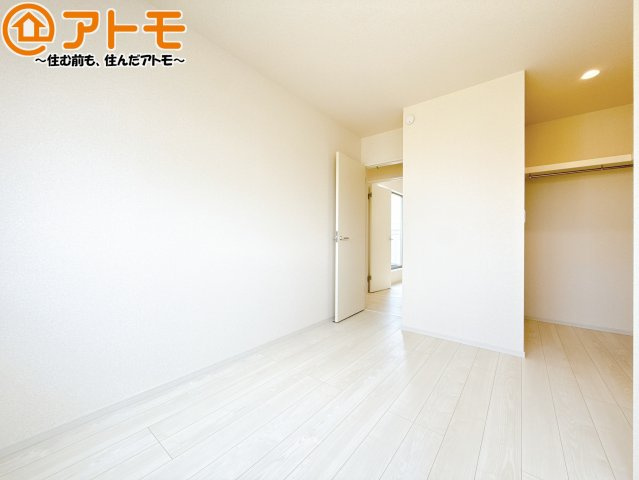 収納スペースもしっかり確保したお部屋は、収納家具の数も減らせるのでお部屋を広く使えます！