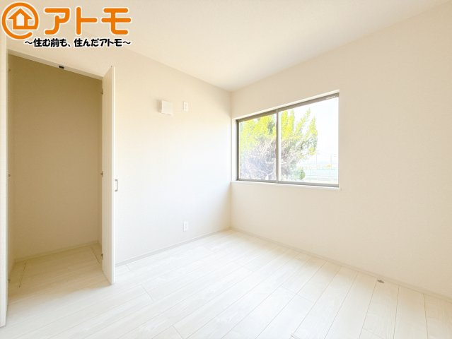 壁と床がシンプルな色合いだからこそ自分だけの空間を作れます♪お部屋作りのイメージは順調でしょうか♪
