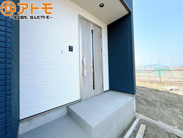 落ち着いた色合いの玄関はダブルロックで防犯性に優れた仕様になっています♪