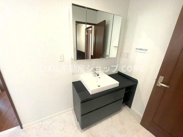 鏡の裏に豊富な収納量を確保した、三面鏡タイプの洗面化粧台。洗面室の整頓にも役立ちますね。　