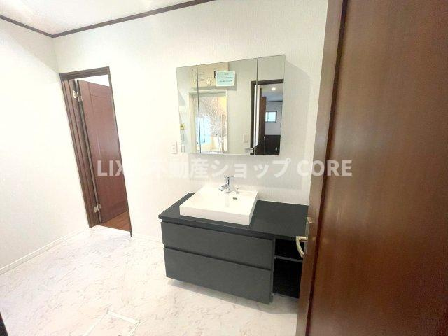 ゆとりの洗面スペースで朝の身支度も快適スムーズに。鏡の裏にはたっぷりと収納スペースを標準装備！　