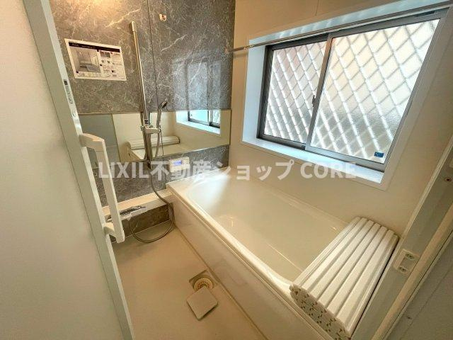 ゆったり入れる一坪バス。足を伸ばして入れるサイズは一日の疲れを癒すのに嬉しい広さですね。　