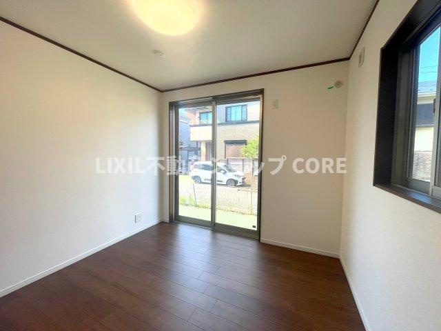 大きな窓からは快適な光を取り入れ、通気性能を上げる事で居心地の良い空間を演出します。　