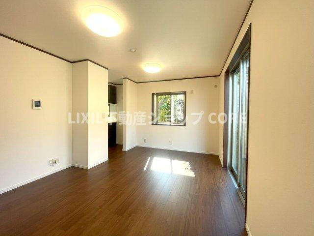 窓からの日差しがリビングの隅々までしっかりと届きます！　