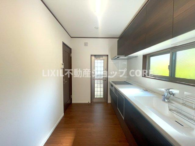 カウンター下部には豊富な収納を設置しスペースを有効活用しております。充実したキッチンです。　