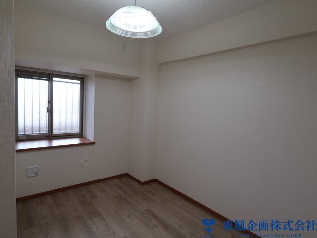 ＜6帖洋室＞　日差しが入る明るいお部屋です。