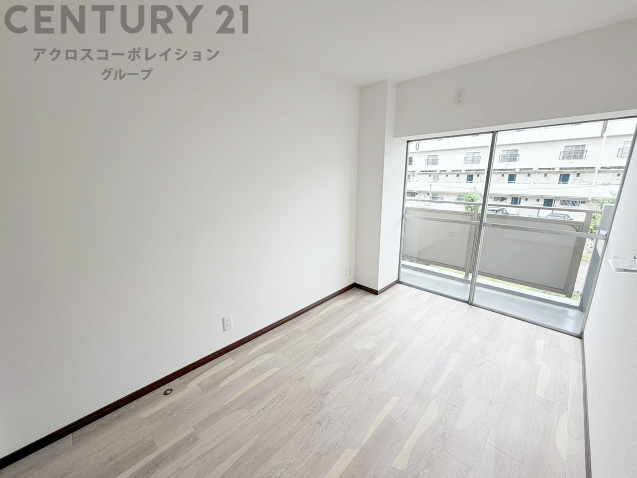 大きな窓が設置されたリビングルームは採光良好で明るく開放感のある空間です。