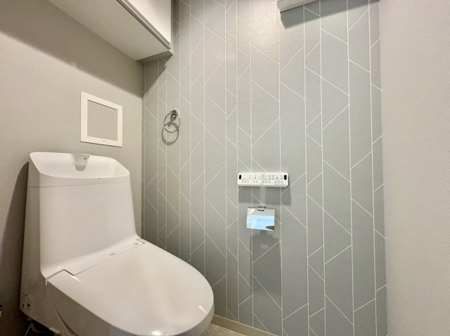 温水洗浄便座を備えた高機能トイレを採用しており、毎日快適にご使用いただけます。また、フルオート機能を搭載しているため、自動で便器を洗浄してくれるなど、日々の使い勝手にも配慮された仕様です。