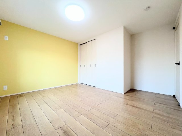 ◆室内はいつも明るい印象なので気持ちの良い朝を迎えられます。各部屋にはクローゼットを完備しており、収納が多いお家はすっきりして快適空間です。