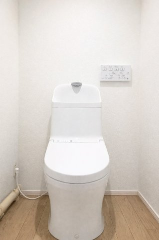 ◆清潔感のある白を基調とした落ち着ける空間。小窓をもうけていますので、こもりやすい空気の入れ替えも簡単に行えますね！