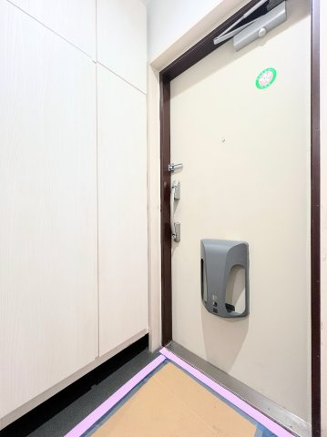 ◆光の渦が溢れた明るい玄関ホール。「おかえり」と「ただいま」が交差するお家の顔とも言える場所は爽やかで心地良い空間となっています。すっきり片付いた玄関で来客時にも自信が持てそう。