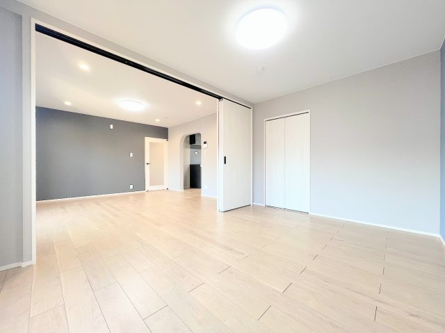 ◆ご家族の会話がはずむ、開放的なＬＤＫです。休日はお陽さまの光をたっぷりととりこめるぽかぽかリビングで過ごしませんか？