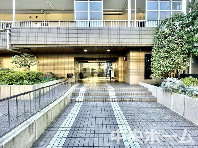 【エントランス】マンションのエントランスは、その物件の印象を決める、顔とも言える場所です。毎日通る場所ですからきれいなのが一番です。エントランス内はオートロックですので暮らしの安全も確保されています。