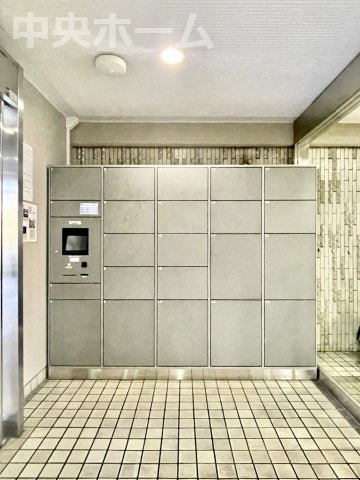 【宅配ボックス】在宅時・不在時に関わらず、居住者の代わりに非対面で宅配物を受け取ってくれる便利な設備です。わかりやすくご説明致しますので見学時にはお部屋だけではなく共用部分もぜひチェックしてください。