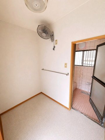 広々とした脱衣室は扇風機つきです　※一部AI加工により小物を削除しています