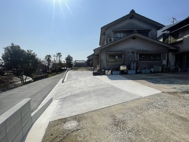敷地面積942.63？と広々とした土地です。現在隣地が分筆中につき、分筆後は敷地面積が約91？増える予定となっております。