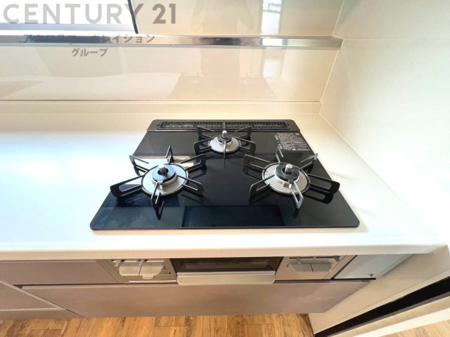 多数の調理器具を同時に使用でき、料理の効率化が可能。省エネで節約になり、様々な料理スタイルに適応できます。また、火力調整が独立しており、手入れや掃除もしやすく、今よりもっとお料理が楽しくなるかも。