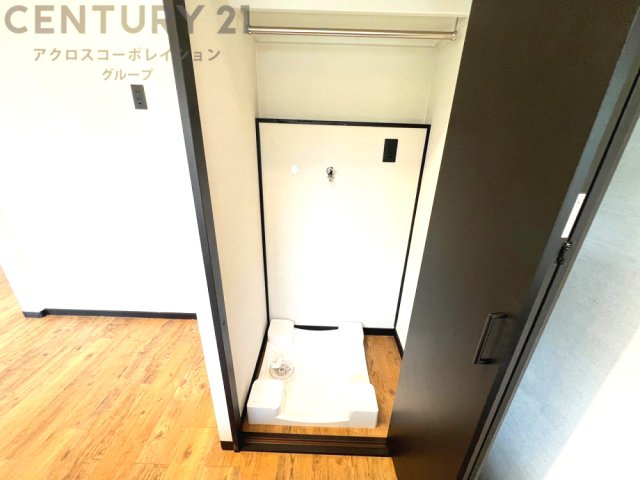 洗濯物の仕分け作業がしやすく、整理整頓が容易になります。洗濯音や湿気を他の部屋に持ち込まず、生活環境を快適に保ちます。上部を活用すれば収納スペースを確保でき洗剤や洗濯用品の整理もしやすくなります。