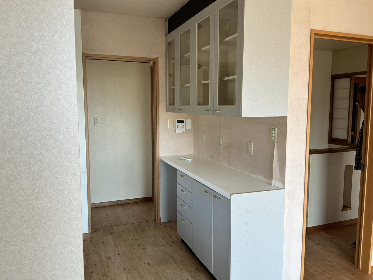 キッチン背面には大容量のカップボードを完備。調理家電もすっきり置けるワイドなカウンターが便利です。