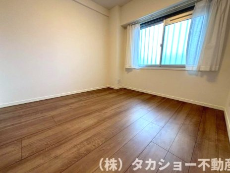落ち着いた色調の洋室です
