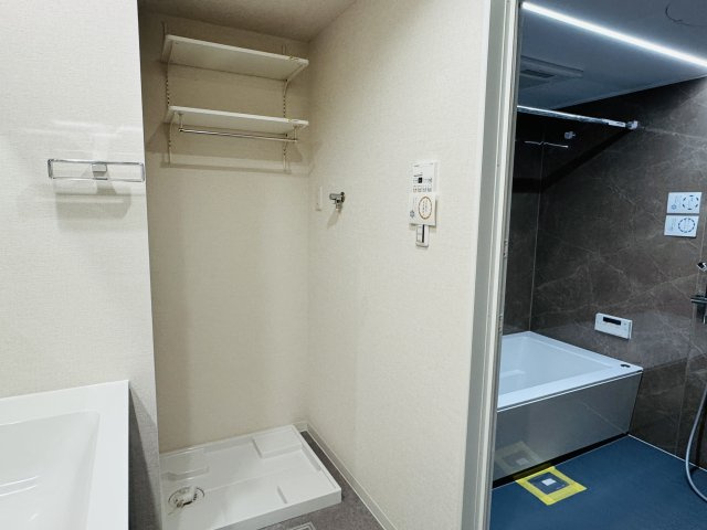 ～脱衣所には便利な可動棚が設置されています～