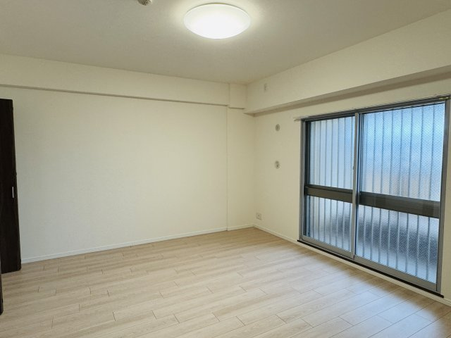 ～10.0帖の主寝室　ベッドなど大型家具のレイアウトもしやすい広さです～
