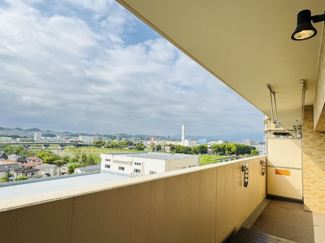 ～南東側の陽当たり良好なバルコニー　洗濯物も気持ち良く干せそうです～