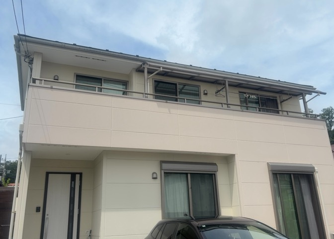 バルコニーは、室外の専用スペースのうち、「屋根がなく開放された空間」であるものを指します。ベランダより広いタイプのものが多く、日当たりもよいため家庭菜園などを楽しみたい人にとって適した環境となります。