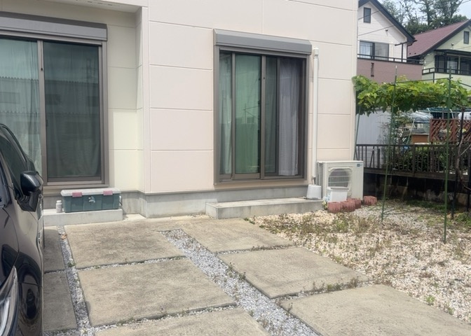 建物の基礎工事の方法は、主流となっているベタ基礎（防湿基礎）と布基礎の2種類に分類され、床下の通気性や耐久性などに違いがあります。建物の基礎部分の構造や付帯設備など詳細については現地でご確認ください。