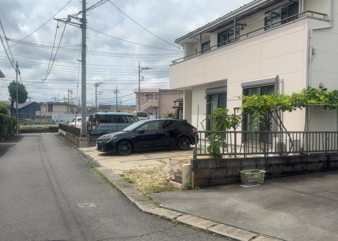 南側道路の場合は長い時間光を入れ込むことができるため、庭やリビングを道路側に持ってくることが多く土地価格も高い傾向にあります。一方北側道路だとリビングや庭が南側になりプライバシーを守ることができます。