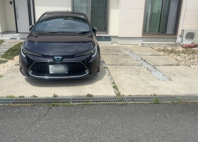 車一台あたりに必要なスペースは、標準サイズの普通自動車で横幅2m50cm、長さ5mは必要になります。ただし、乗降のことも考慮して横幅3m30cm、長さ5m50cmほどは確保できるところを選びましょう。