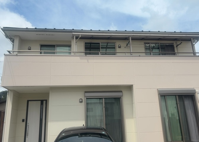 バルコニーは、建物内から室外へ楽に出入りできる便利なスペースです。また、バルコニーには手すりを付けることが義務付けられており、手すりの高さは110cm以上で施工することが建築基準法で定められています。
