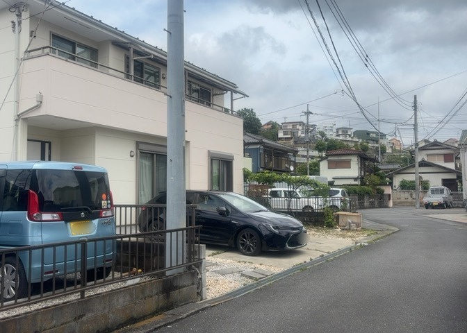 住宅用の土地では前面道路に2m以上接していなければならないと法律で定められています。しかし、お持ちの車のサイズやライフスタイルなどにより、2mでは利便が悪い場合もございますので、事前に確認しましょう。