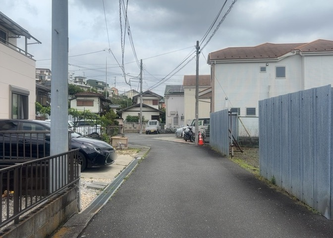 道幅が広い場所は日当たりや風通が良好です。幅が広いのですれ違いも可能ですし大きな車でも駐車可能！一方で、大型車が通ることも多くなるため交通量の増加により騒音に繋がります。また土地の値段が高くなります。