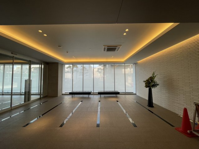 高級感あふれるエントランスホールは、ホテルライクな雰囲気が魅力です。広々とした空間設計と間接照明により、落ち着きと上質さを演出しています。来客時にも安心して迎えられる共用空間となっています。