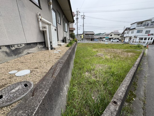 隣地との高低差があり、視線が入りにくくプライバシーを確保しやすい敷地です。建物配置次第で開放感と独立性を両立できる点が魅力。敷地の奥行きも感じられ、駐車スペースやお庭など多彩なプランに対応可能です。