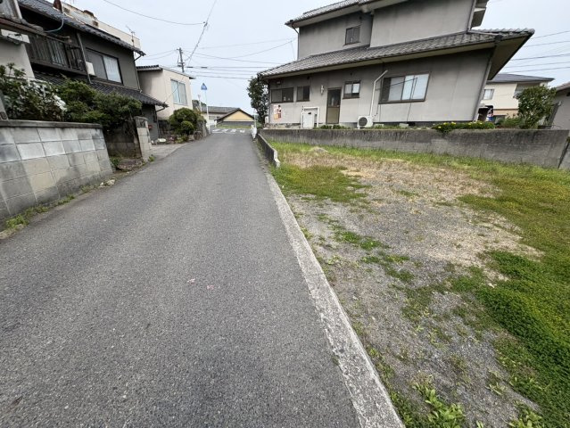 駅まで徒歩7分圏内の好立地に加え、周辺には生活利便施設が揃い、日々の暮らしを快適にサポートします。小学校まで徒歩8分、保育所まで徒歩約5分と教育施設が近く、子育て世代にも安心の環境です。