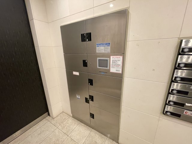宅配ボックス付きで、忙しい方の荷物受け取りもスマートに。　