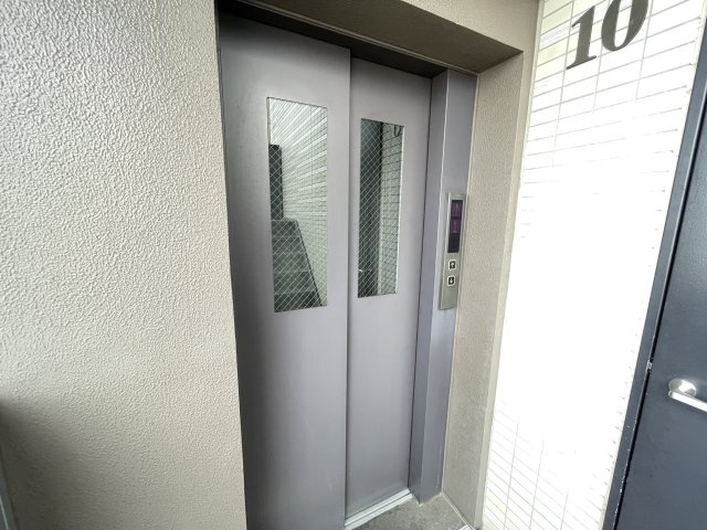 重たい荷物を持っていても、エレベーターがあれば安心です。　