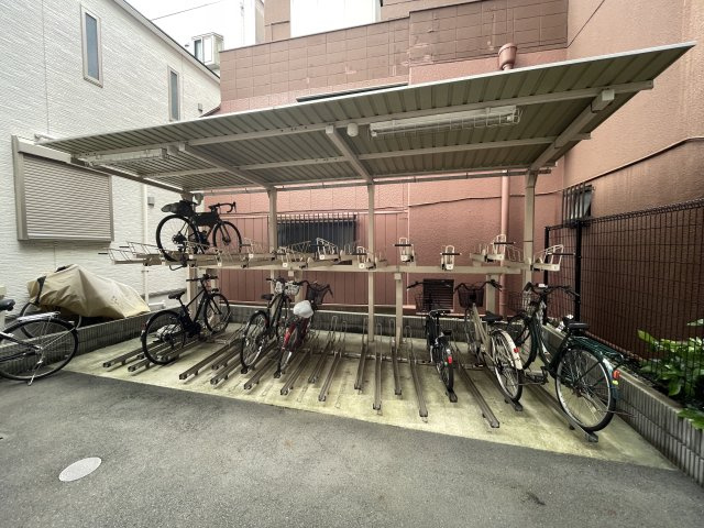 屋根付きの駐輪場で、サビや汚れの心配も不要。　