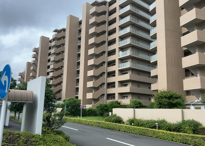 外観はマンション管理がされているかの目安になります。築年数が古いと、壁面は劣化してひび割れが生じることも！建物が古びていても細かいところが修繕されていると、きちんと管理されているなぁと感じるでしょう。