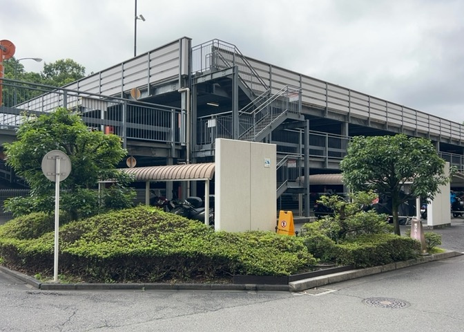 車一台あたりに必要なスペースは、標準サイズの普通自動車で横幅2m50cm、長さ5mは必要になります。ただし、乗降のことも考慮して横幅3m30cm、長さ5m50cmほどは確保できるところを選びましょう。