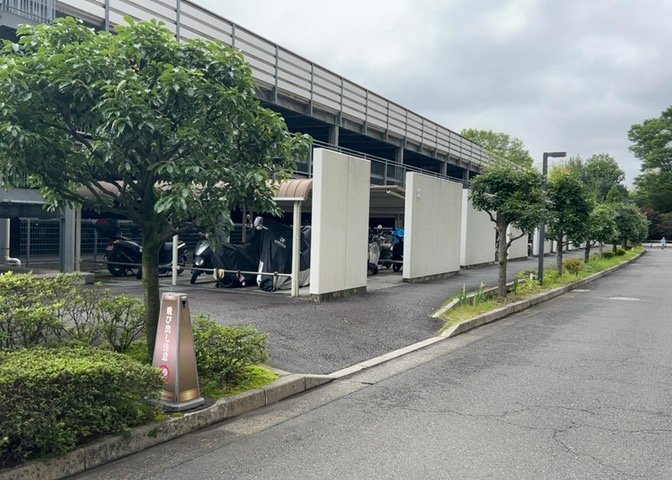 マンションの駐輪場は、事前に空きがあるか確認を取ると安心です。せっかく入居したのに駐輪スペースがない！なんてことになったら大変ですよね。そこで、内見時や購入前にはまず事前に確認しておくと良いでしょう。