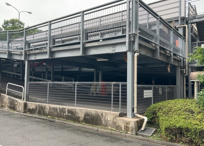 駐車場と明記されていても、最小スペースでつくられた駐車場だと大型車は駐車できなかったり、出入りしにくくなったりする可能性があります。お車のサイズと購入したい物件の駐車場のサイズを現地で確認しましょう。