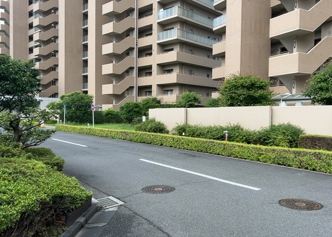 物件によっては、入居者が個人的に使用できる専用庭がついているものもあります。また、住宅の中にある土間の部分を庭と呼ぶこともあります。庭の用途は住む人によって変わり、それによってデザインもさまざまです。