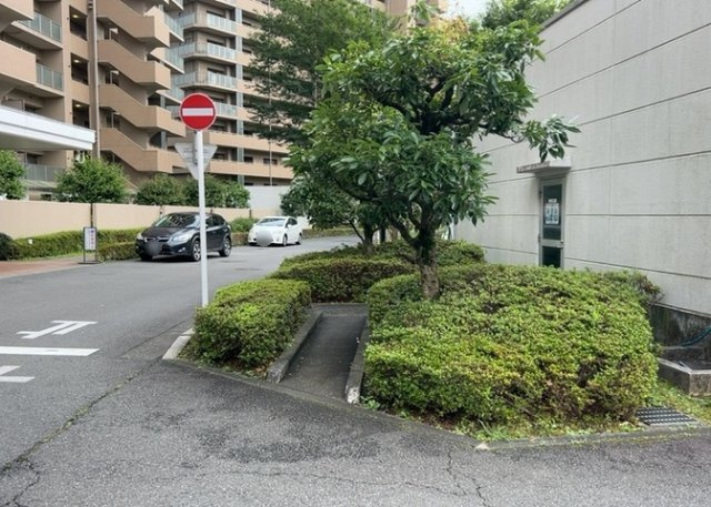 中庭（パティオ）とは、一つの建築物の内部に設けられた、壁などで囲われている庭のことを指します。コの字型、ロの字型が主流ですが、L字型の中庭もあります。最近では、インテリア性の高さからも人気があります。