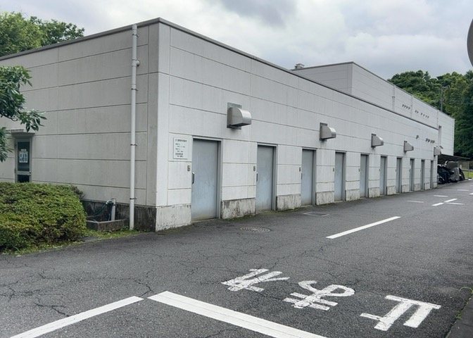 共有部分は、住民なら誰もが使える設備のこと。例えば駐車場やエレベーター、インターネット設備、セキュリティ設備などがあります。他にも、マンションの廊下・外部階段やエントランス・ゴミ置き場などがあります。