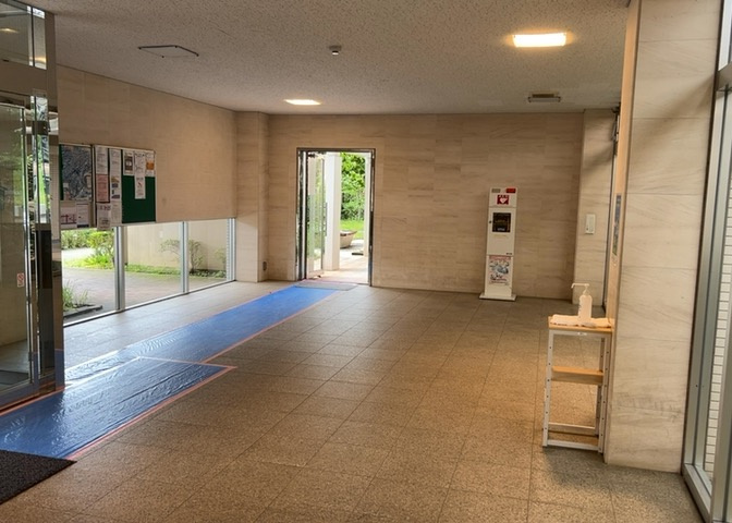 受付はマンションコンシェルジュがいる場合もあれば、管理人が滞在する小部屋を総称して呼ぶことがあります。主にエントランスに設置されていることから、防犯面でも期待ができます。防犯設備がない場合はより安心！