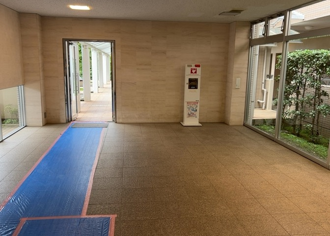 ロビーというと、エントランスと何がちがうの？と思いますよね。実はロビーとエントランスには明確な決まりはありません。物件によっては、エントランスを入って広がるある程度の広さのある空間がロビーとなります。