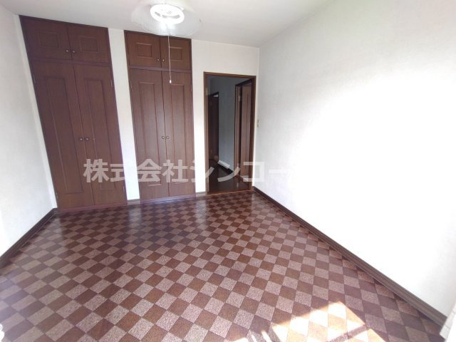 収納も充実した2階の洋室です。南側の窓がバルコニーに繋がっています。